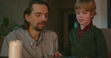 Baba ve Oğul Heyecanlı Kitap Okuyorlar Birlikte Zaman Geçiriyorlar 4K 10-bit