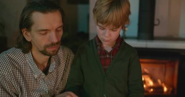 Baba ve Oğul Heyecanlı Kitap Okuyorlar Birlikte Zaman Geçiriyorlar 4K 10-bit