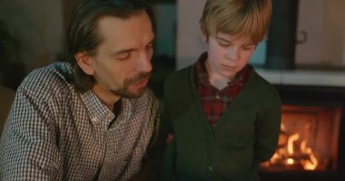 Baba ve Oğul Heyecanlı Kitap Okuyorlar Birlikte Zaman Geçiriyorlar 4K 10-bit