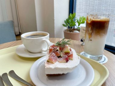 Amerikan kahvesi ve incirli latte.