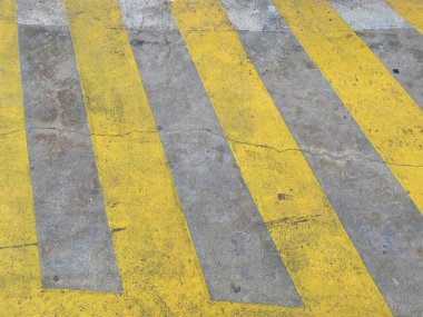 Asfaltta sarı köşegen bir ızgara.