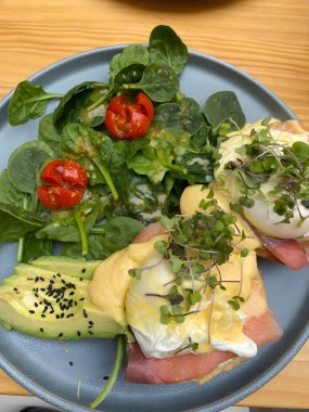 Somon, avokado, kiraz domatesli yumurta ve kahvaltıda ıspanak.