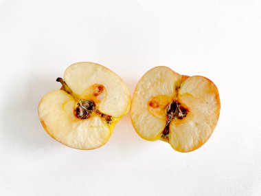 Beyaz zemin üzerine kırmızı elma dilim.