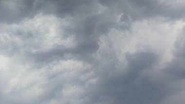 Karanlık gökyüzünde kara bulutlar, bulutlu yağmur bulutları, dramatik gökyüzünde gök gürültülü fırtınalar, yıldırımlı kara bulutlar.