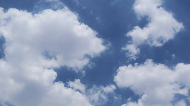 Mavi gökyüzünde kümülüs bulutları. Kümülüs bulutlu mavi gökyüzü. Gün boyunca dramatik gökyüzü.