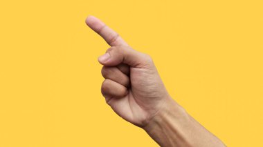 Adamın eli sarı arka planda bir işaret parmağını gösteriyor. Bu da sayıyı bire kadar gösteriyor..