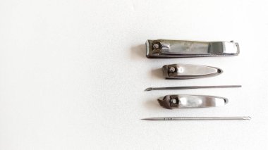 Beyaz arkaplandaki tırnak temizleme araçları.