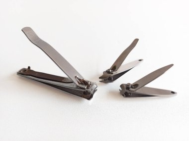 Beyaz arkaplanda tırnak temizleme araçları koleksiyonu.