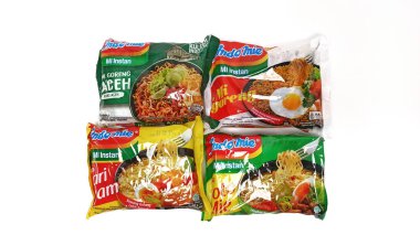 Jakarta, Endonezya - 28 Kasım 2024. Çeşitli tatlara sahip dört paket Indomie, Endonezya 'nın hazır eriştesidir..