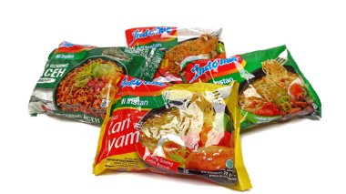 Jakarta, Endonezya - 28 Kasım 2024. Çeşitli tatlara sahip dört paket Indomie, Endonezya 'nın hazır eriştesidir..