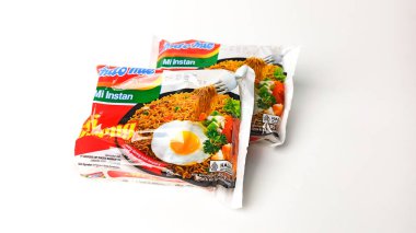 Jakarta, Endonezya - 28 Kasım 2024. Indomie Goreng, Endonezya 'da popüler hazır erişteler beyaz arka planda izole edilmiş..