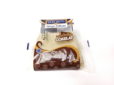 Jakarta, Endonezya - 4 Aralık 2024. Beyaz arka planda izole edilmiş çikolatalı sandviç 