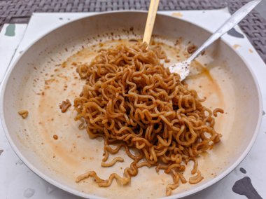 Yemek artıklarının yakın çekimi, yani hazır erişteler rendang, sağlıksız yiyecekler yağ içerir..