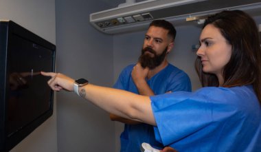 Hastanede iki hemşire ultrason yapıyor.