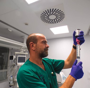 Hemşire hastanede şırıngayla ilaç yüklüyor.