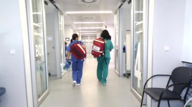 Hastane hemşireleri acil durum çantasıyla