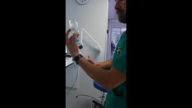 Hemşire hastanede şırıngayla ilaç yüklüyor.