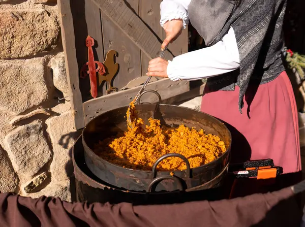 Tanınmayan bir kız Toledo 'dan tipik migalar pişiriyor.