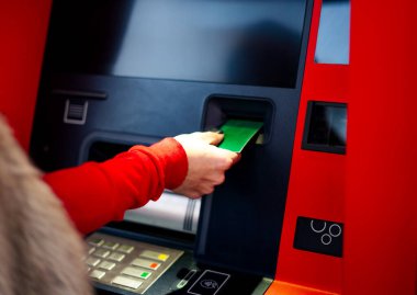 ATM 'de kredi kartıyla bir kızın elini yakın plan çek.