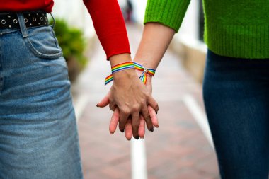 Sokakta el ele tutuşan iki lgtbi kadınının yakın çekimi.