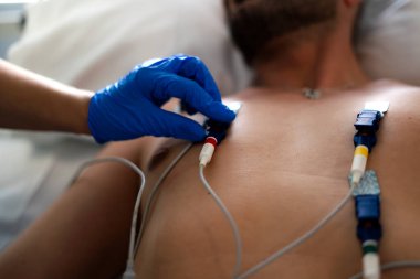 Yoğun bakımdaki bir hastaya elektrokardiyogram yapan hemşireler.