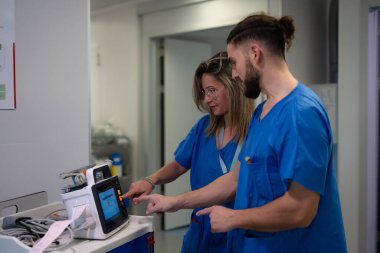 Hemşire defibrilatör kullanıyor. 