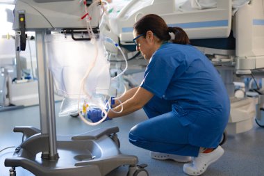 Hemşire yoğun bakıma hemofiltrasyon makinesi kuruyor.