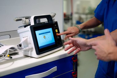 Hemşire defibrilatör kullanıyor. 