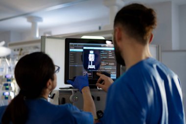 Yoğun bakımda diyaliz makinesi kullanan yoğun bakım hemşireleri