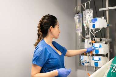 Hemşire, hastanede infüzyon pompalarını yönetiyor.