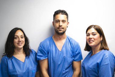 Kendine güvenen tıp uzmanları bir arada, takım çalışması ve sağlık alanında uzmanlık gösteriyorlar.