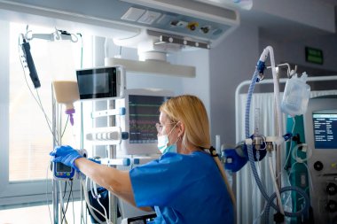 Modern bir hastane ortamında damar içi tedaviyi yöneten ve hayati belirtileri izleyen bir tıp uzmanı.