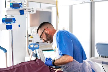 Doktor infüzyon pompası ayarlarını ayarlıyor, modern hastane ortamındaki bir hastaya özel tıbbi bakım sağlıyor.