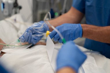 Doktorlar ameliyat sırasında hastanın damarına sıvı ve ilaç vermek için damar içi kateter yerleştirirler.