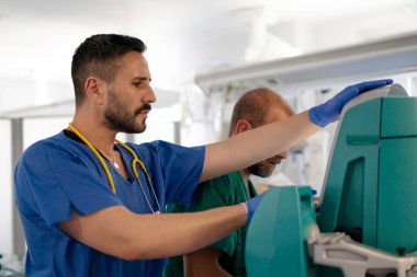 Hastane ameliyathanesinde tıbbi malzemelerle çalışan iki doktor.