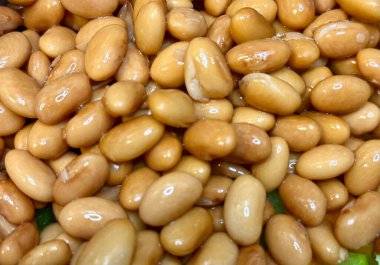 Parlak, pürüzsüz bir desenle pişirilmiş fasulye. Gıda, beslenme, bitki temelli veya mutfak temalı tasarımlar ve içerik için ideal.