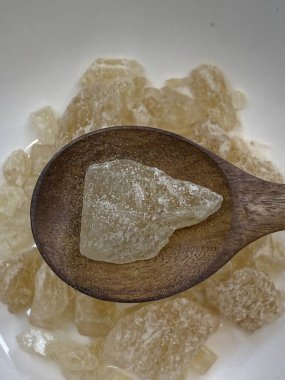 Altın kristal kaya şekerinin saf cazibesini keşfet. Doğal, işlenmemiş ve topraksı tatlılıkla dolup taşan. Çaylar, tatlılar ve meraklı beyinler için mükemmel..