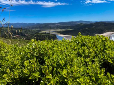 Güneşli bir günde derin mavi bir gökyüzü üzerinde dolambaçlı nehir ve dramatik bulutların nefes kesici manzarası..
