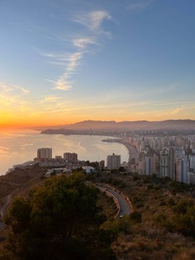 Bir İspanyol şehrinin tepesinden ve deniz kenarındaki dağlardan nefes kesici bir manzara.