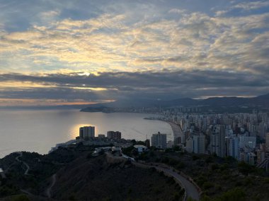 İspanyol şehrine, dağlara ve Akdeniz 'e tepeden bakan romantik bir günbatımı.