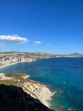 Denizin uçurumundan nefes kesici bir manzara ve bir İspanyol şehrinin kıyı şeridi.