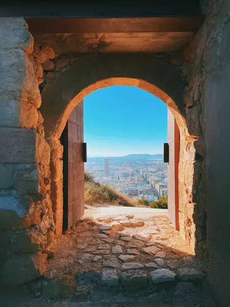 İspanya 'da deniz kenti manzaralı tarihi bir kapı.