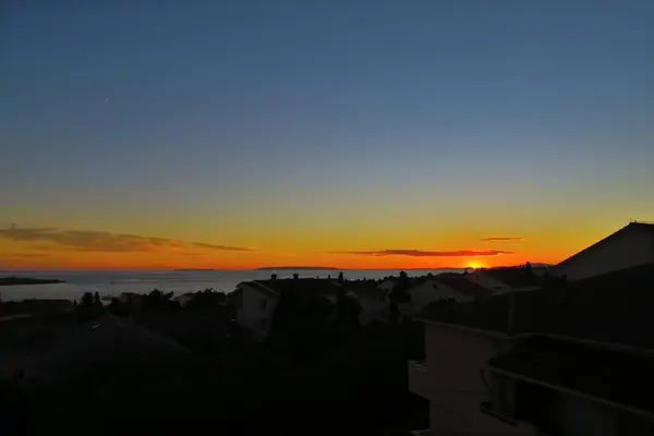 Hırvatistan 'ın deniz kıyısında çarpıcı bir gün batımı