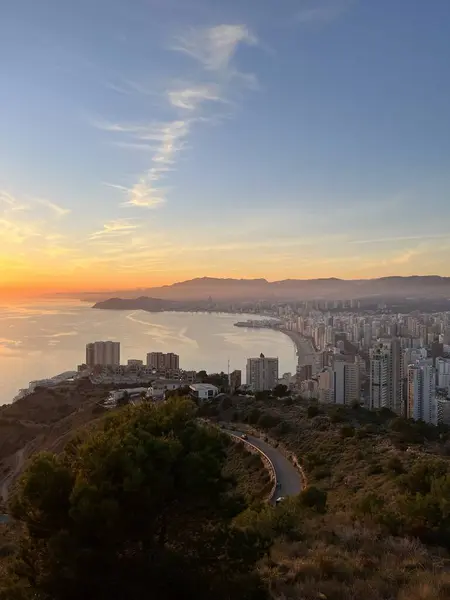 Bir İspanyol şehrinin tepesinden ve deniz kenarındaki dağlardan nefes kesici bir manzara.