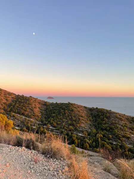 İspanya 'nın deniz ve günbatımından güzel bir manzara.