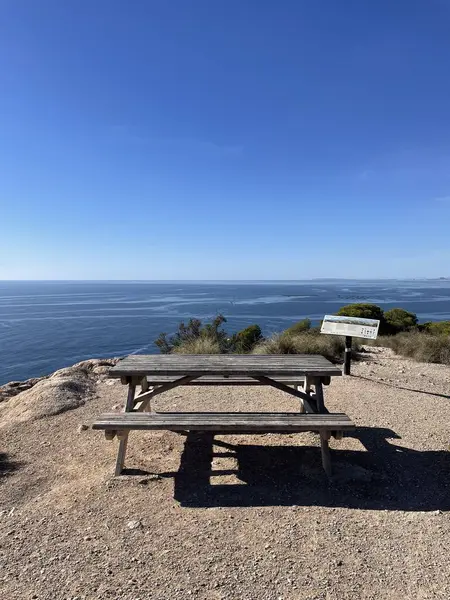 İspanya 'da deniz ve gökyüzü manzaralı bir tepede dinlenme yeri.