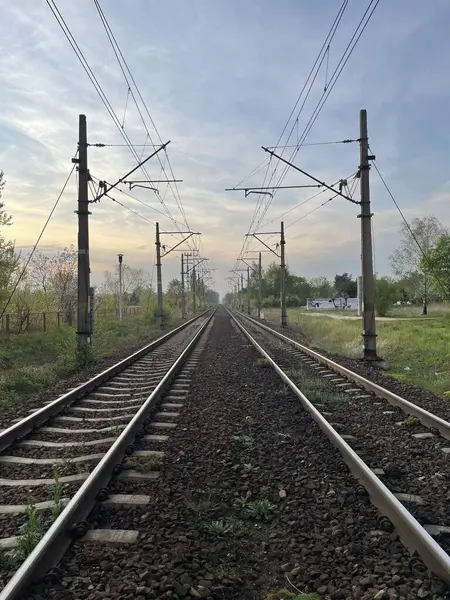 Sonbaharda gün batımında tren rayları ve tepe çizgileri