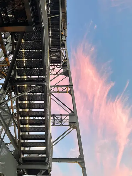 Maden kuyusunun merdivenleri Gün batımında güzel bir gökyüzüne karşı