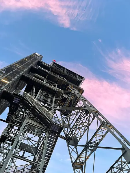 Gün batımında güzel bir mor gökyüzüne bakan bir maden kuyusu.