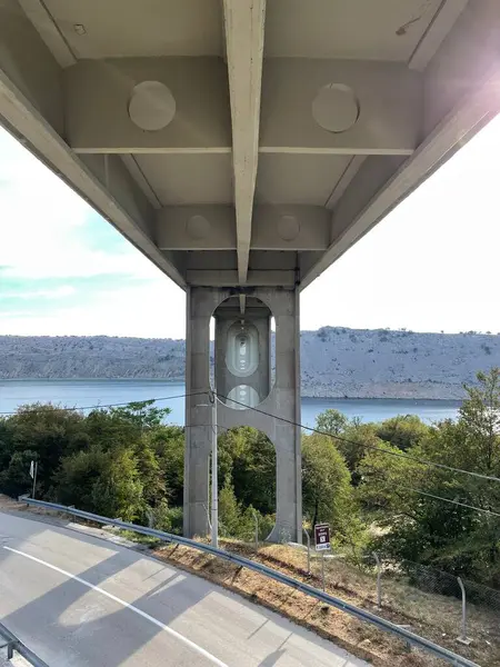 Hırvatistan 'da deniz üzerinde devasa, modern bir köprü